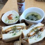 H cafe - サンドウィッチランチ。パンはホットサンドで提供されます♬