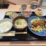 Kamidouri - 日替 幸せランチ(1,000円)
                      とんぺい焼き･ポテトサラダ･煮もの･冷奴･香の物
                      汁物･白ご飯