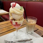 Cafe Madu - 季節の桃のパフェ