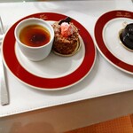 ピュイサンス - どこからどう見ても美味しそうなスイーツたち。左から、クレーム・メランジェ・ピュイサンス、ピュイサンス、マニフィック。