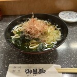 御旦孤 - お吸い物と、うどんが選択可能です。こちらはうどん。軽めの１人前ほどあるかと思います。