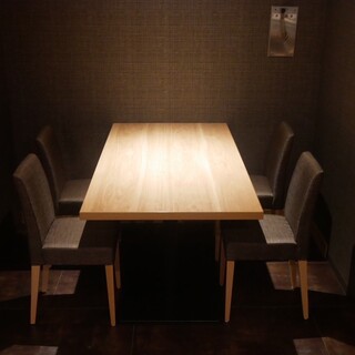 テーブル席は２名～４名でゆったりお食事頂けます。