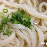 山内うどん店 - 2013‎年9‎月‎29‎日(日)12時訪問　待ちなし　かけ冷熱200円　ロケーション抜群ながら汁少ない(>_<)