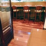 アチェーロ - カウンターや、ウッディーな雰囲気のあるフロアー。開店直後に撮影しました。