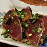 岳志 - カツオたたき、にんにく醤油。カツオ、好きなんだよねぇ。ここのはいつも美味しいからハッピー♪