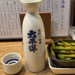 太平洋酒場 - 日本酒とっくり(大) 650円。つきだし 300円。