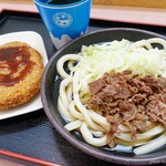 道の駅 富士吉田 軽食コーナー  - 2022年8月　肉冷やしうどん【税込550円】馬肉メンチ【税込250円】