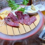 居酒屋 こんどう - 2022年8月　馬刺し【税抜735円】ドライアイスの演出～(´▽｀)