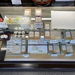 亀屋陸奥 - ショーケース