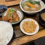 土鍋炊ごはん なかよし - 定食全体　ご飯はお代わり自由、土鍋ご飯で美味しいです