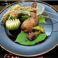 澤田 - ❻八寸
                    〜九月の八寸。新物の筋子、鱧の卵塩辛、シャインマスカット、紹興酒漬けの枝豆、河内鴨の手羽餃子、明石蛸煮付け。どれも酒の肴には絶品、なかでも明石蛸の煮付けはホロホロと蕩けるよう。