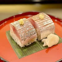 澤田 - ❸鯵の子寿司
                      〜淡路産のめっくり鯵を使った寿司。小型の鯵だがしっかりとした味わいの鯵？5〜6個一度に頬張りたいくらい美味い♫