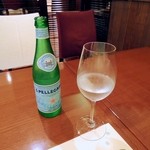 アチェーロ - 食事中のサンペリグリノ。600円位