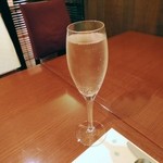 アチェーロ - 食前のカクテル。ソムリエールに相談しました。600円位