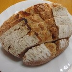 トゥクトゥク  - 田舎パン（ハーフ）