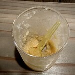 一麺縁満 - 空っぽなのに持ってくる。何で補充しないの❔匙が短いので指が汚れる。