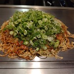 Hiroshima Okonomiyaki Okotarou - おこたろうスペシャル。豚バラ　卵　そば　イカ天　ネギという内容。そばはダブルにしました。