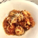FERRAGOSTO - 牛モツのトマトソースはショートパスタ