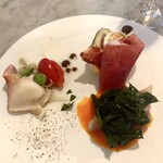 FERRAGOSTO - 前菜の盛り合わせ（時計回りにいちじく、ブリ、ホッキ貝）