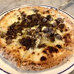 FERRAGOSTO - サルシッチャとトリュフのピッツァ。ひと口頬張ると思わずうわぁと頬の筋肉が緩むトリュフの豊かな香り⭐︎