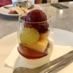 FERRAGOSTO - ホワイトチョコのムースには、濃厚なジェラードとぶどうに桃と季節の果物が⭐︎あぁ、デザートまで美味です〜。幸せ〜