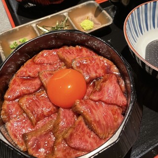 肉の味わいを引き立てる炭火を使用◆豊富なつけダレなどでどうぞ