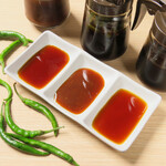 牛タン・ホルモン焼肉 勇拓 八王子店 - 醤油だれ、にんにく醤油だれ、青唐辛子だれ