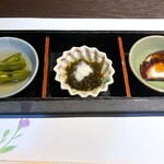 恵比寿 蟹よし - お出汁で炊いた枝豆、もずく酢、たこの桜煮