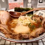 焼き鳥バル ジョニーとリー - 醤油豚チャーシュー麺 1180円