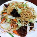 竹林 - 肉や野菜がたっぷり入った焼きそばはボリューム満点
