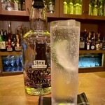 Walton Bar - ジントニック。ジンクスのボトル可愛い。