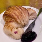 Walton Bar - マスター手作りのクロワッサン。大きくなった気がする。