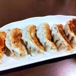 竹林 - 手作り餃子￥500 もちっとした皮の餃子はふっくらしていて具沢山