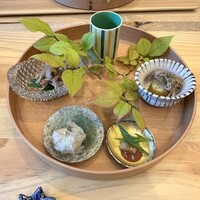 柚木元 - ②八寸(緑パプリカとサフォークのチンジャオロース、クリームチーズ、食用ほおずき、サフォーク腎臓、サフォークタンの湯引きサラダ仕立て、サフォーク燻製レバーパティとハーブ、サフォークのコンビーフと霜降り芋)