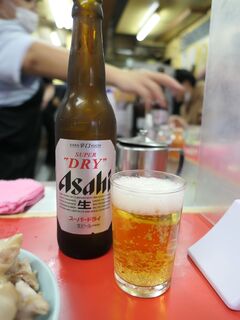 Tonsoku No Kadoya - アサヒスーパードライ（小瓶￥350）。昼飲みには、このサイズが嬉しいね