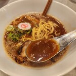 サ麺 - 濃厚な豚骨醤油スープ