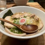 Yakitori Baru Joni To Ri - 鶏チャーシュー麺（塩）1180円