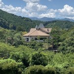 奥伊勢フォレストピア - キャンプ場から見たホテル