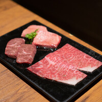 焼肉 うしみつ 恵比寿本店 - 塩焼物 神谷商店 厚切りタン〜檸檬~  神谷商店 ハラミ〜山葵~  うしみつ大判焼き 特選 松坂牛のザブトンとポン酢ジュレ 〜サラダ仕立て〜