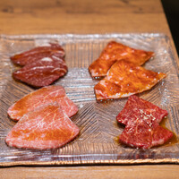 焼肉 うしみつ 恵比寿本店 - タレ焼物 鹿児島 特選満熟和牛カイノミ 〜サルサソース～  鹿児島・北海道 特選ヒレ肉 2種～白・黒タレ～　ザブトン 〜うしみつダレ～