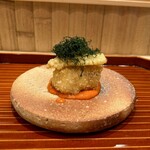 日本料理 かしづき - 目鯛のおかき揚げ　ピュアホワイトの天麩羅　パレルモのソース　細かく刻んだ大葉の素揚げ