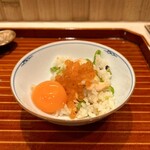 日本料理 かしづき - ご飯をお代わりしたら2杯目は卵黄とイクラ入りでした