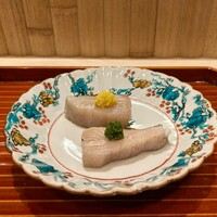 日本料理 かしづき - 藁で燻った鰆　菊の花の麹漬け　すり潰した葱