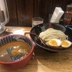 三田製麺所 - 灼熱カレーつけ麺 1,200円（税込）、味玉 110円（税込）