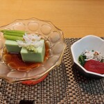 京橋 寿司 ひさ田 - 枝豆豆腐にカニとアスパラ、ツルムラサキのお浸しと近江の赤こんにゃくと釜あげしらす