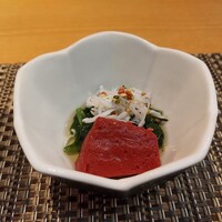 京橋 寿司 ひさ田 - ツルムラサキのお浸しと近江の赤こんにゃくと釜あげしらす