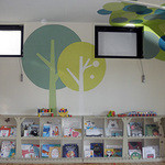 おもちゃカフェ　dattochi - 絵本コーナー。手作りの本棚。