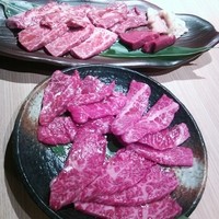 薩摩 牛の蔵 吉祥寺店 - 手前は３種ランチ大盛