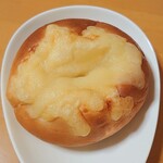 シェ・リュイ - チーズベーグル(230円)。ベーグルと思って食べるとかなり柔らかな生地。普通のパンの食感