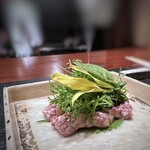 奈良屋町 青 - ◆久留米産馬肉の桜スモークタルタル風、米粉のクレープ､ハーブ